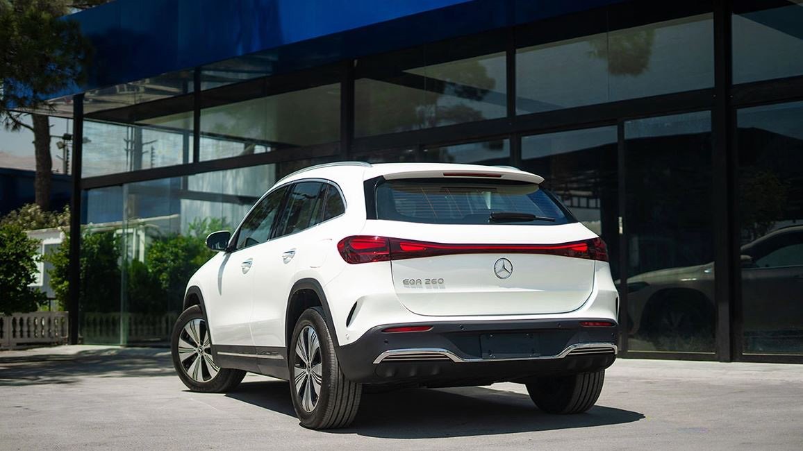 نمای عقب بنز EQA 260