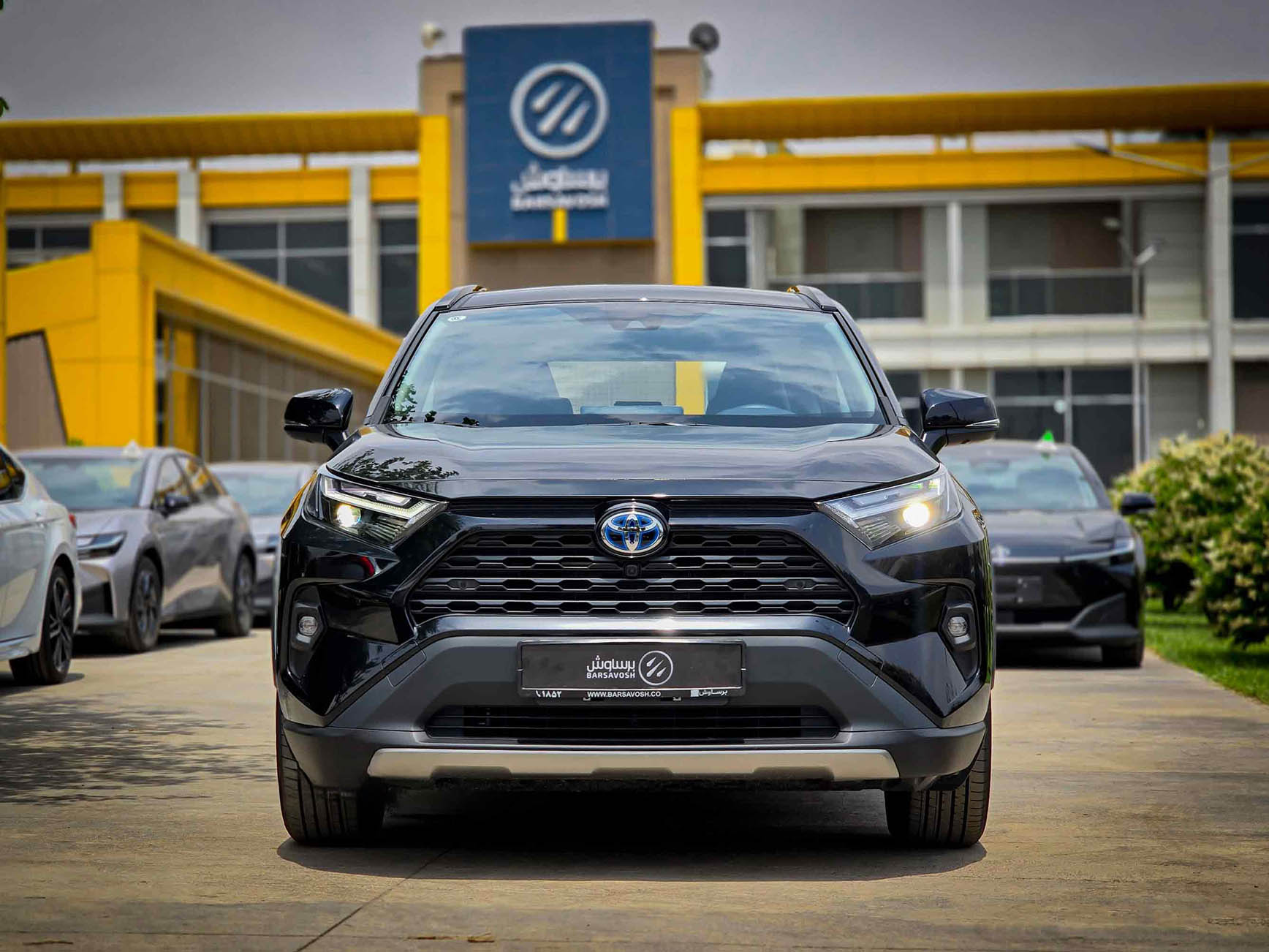 نمای جلو تویوتا راوفور هیبریدی 2024 2025