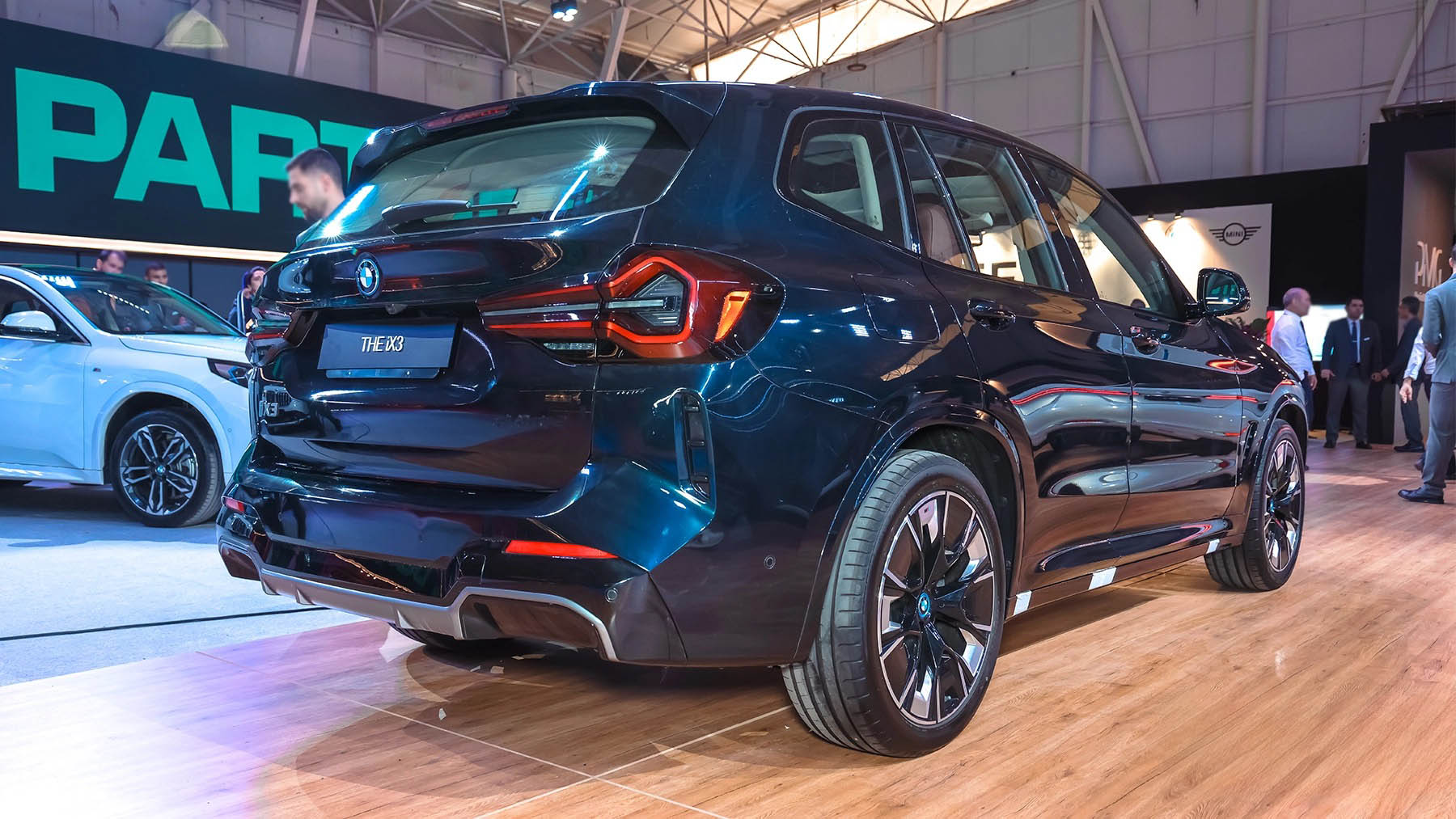 نمای عقب بی ام و iX3