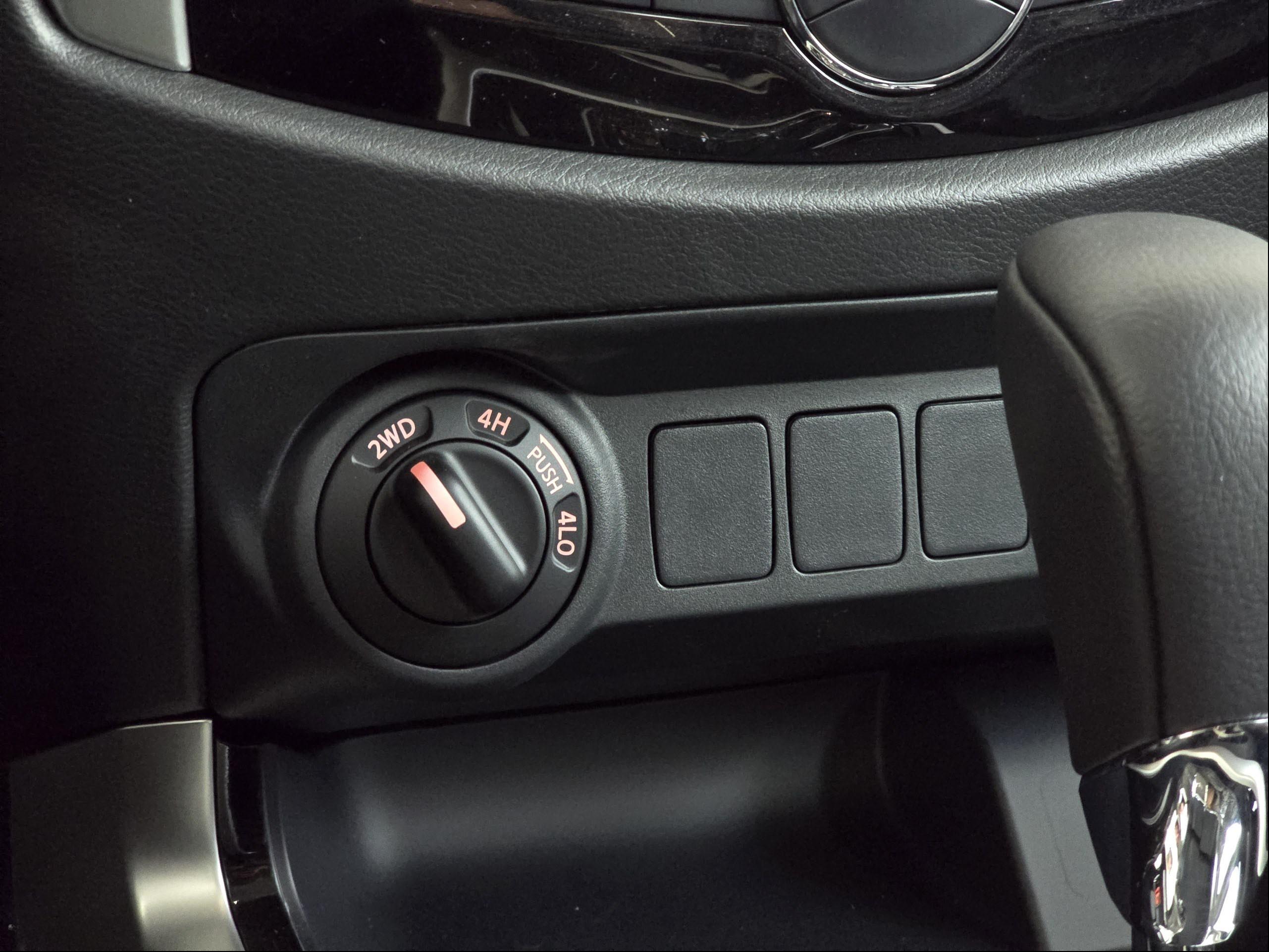 نیسان ناوارا