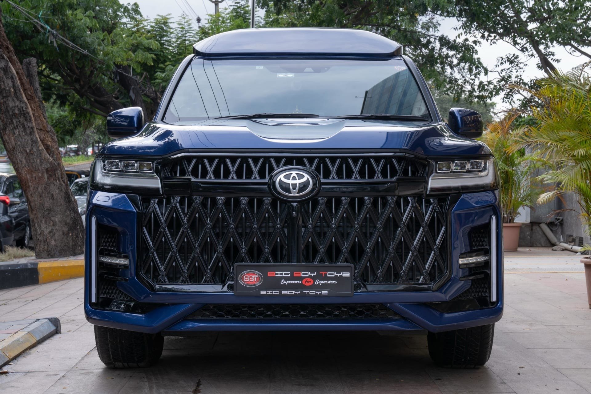 تویوتا لندکروزر 300 لیموزین DC Design