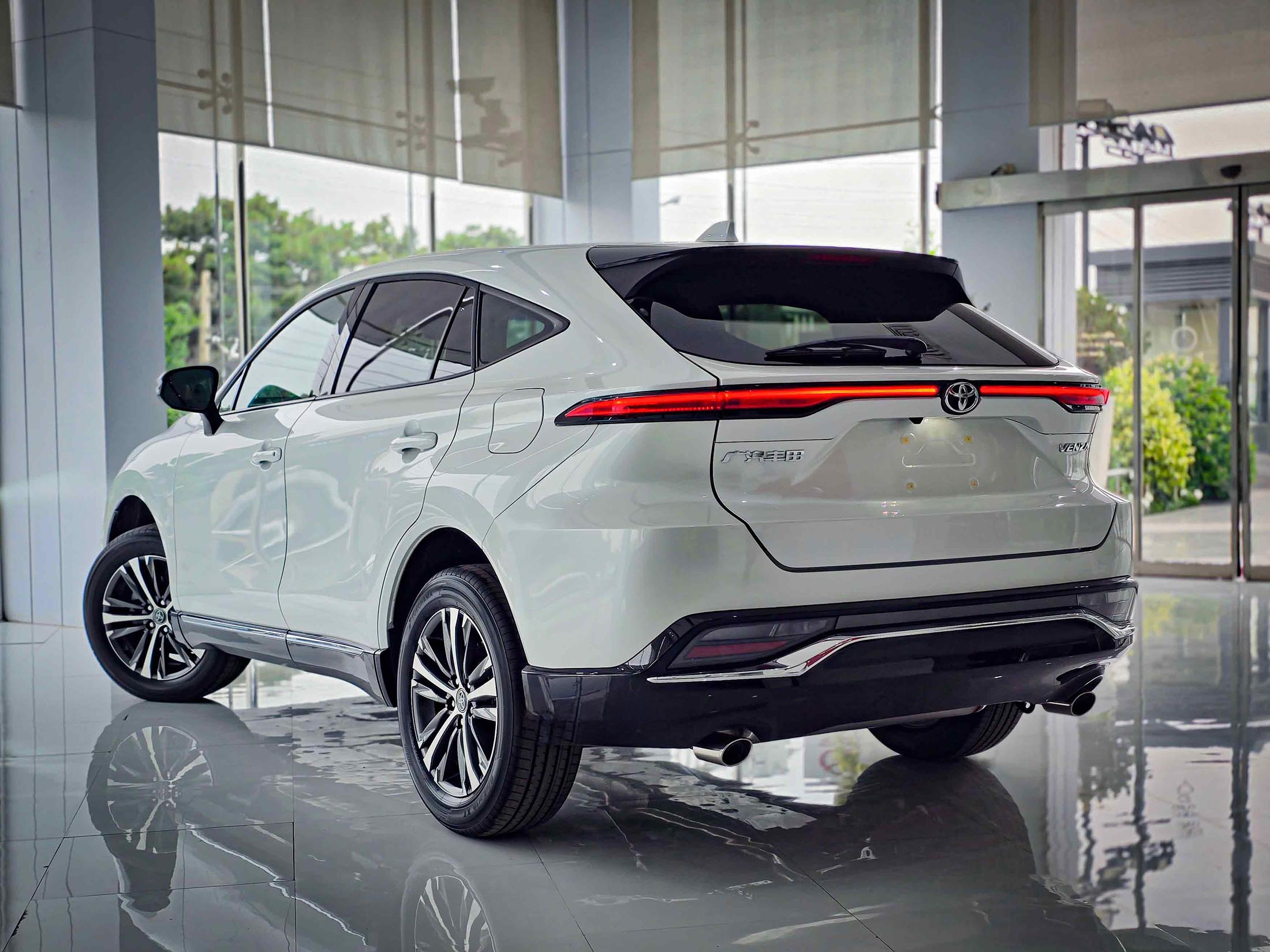 نمای عقب تویوتا ونزا