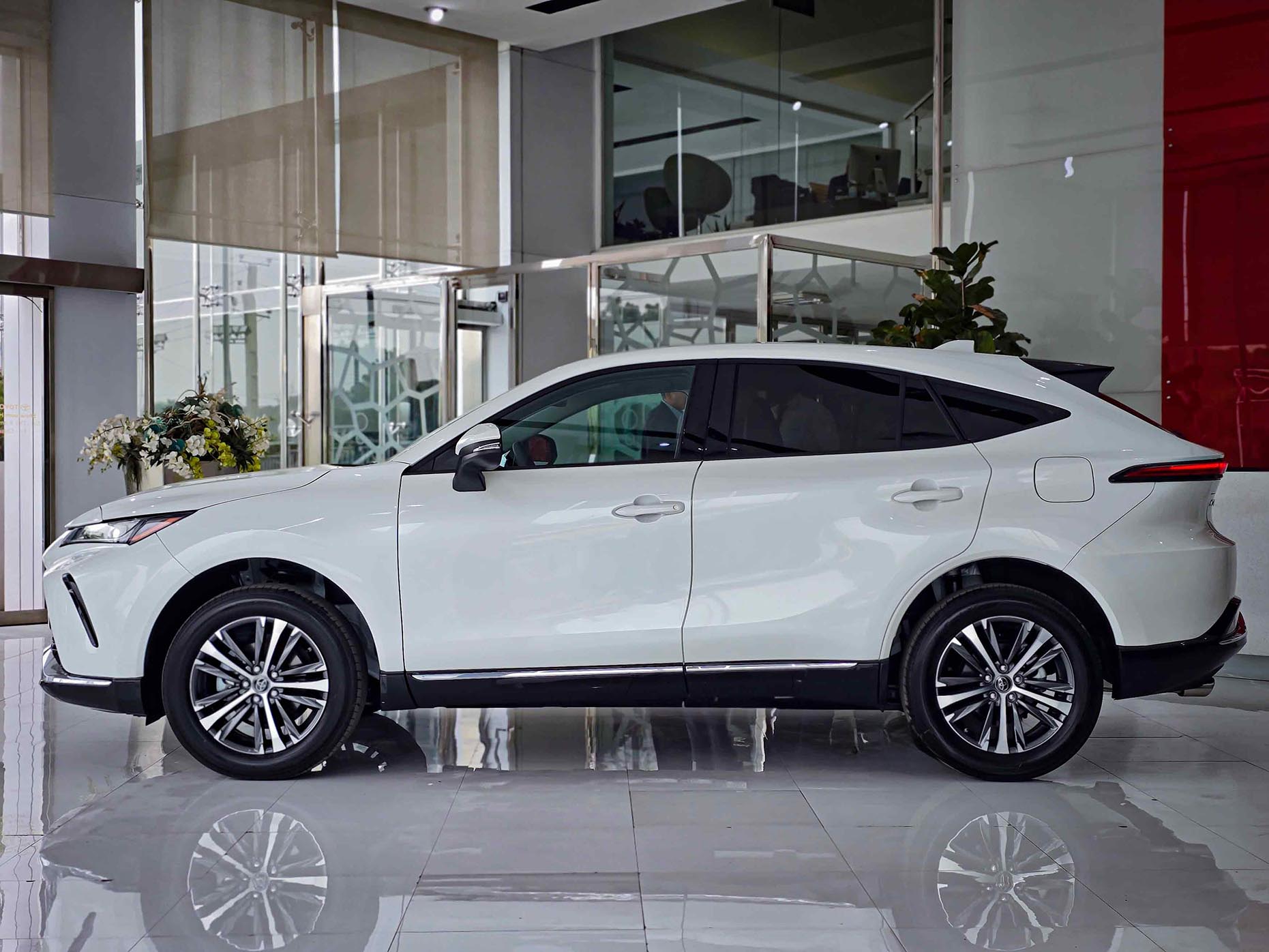 نمای جانبی تویوتا ونزا