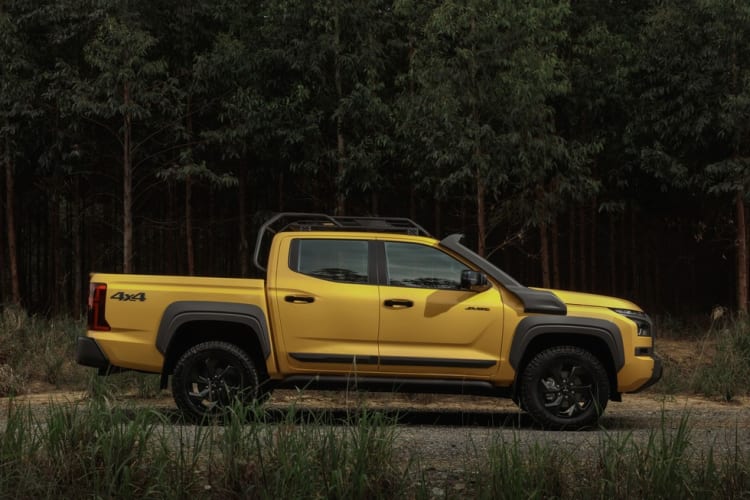 میتسوبیشی ترایتون ساوانا