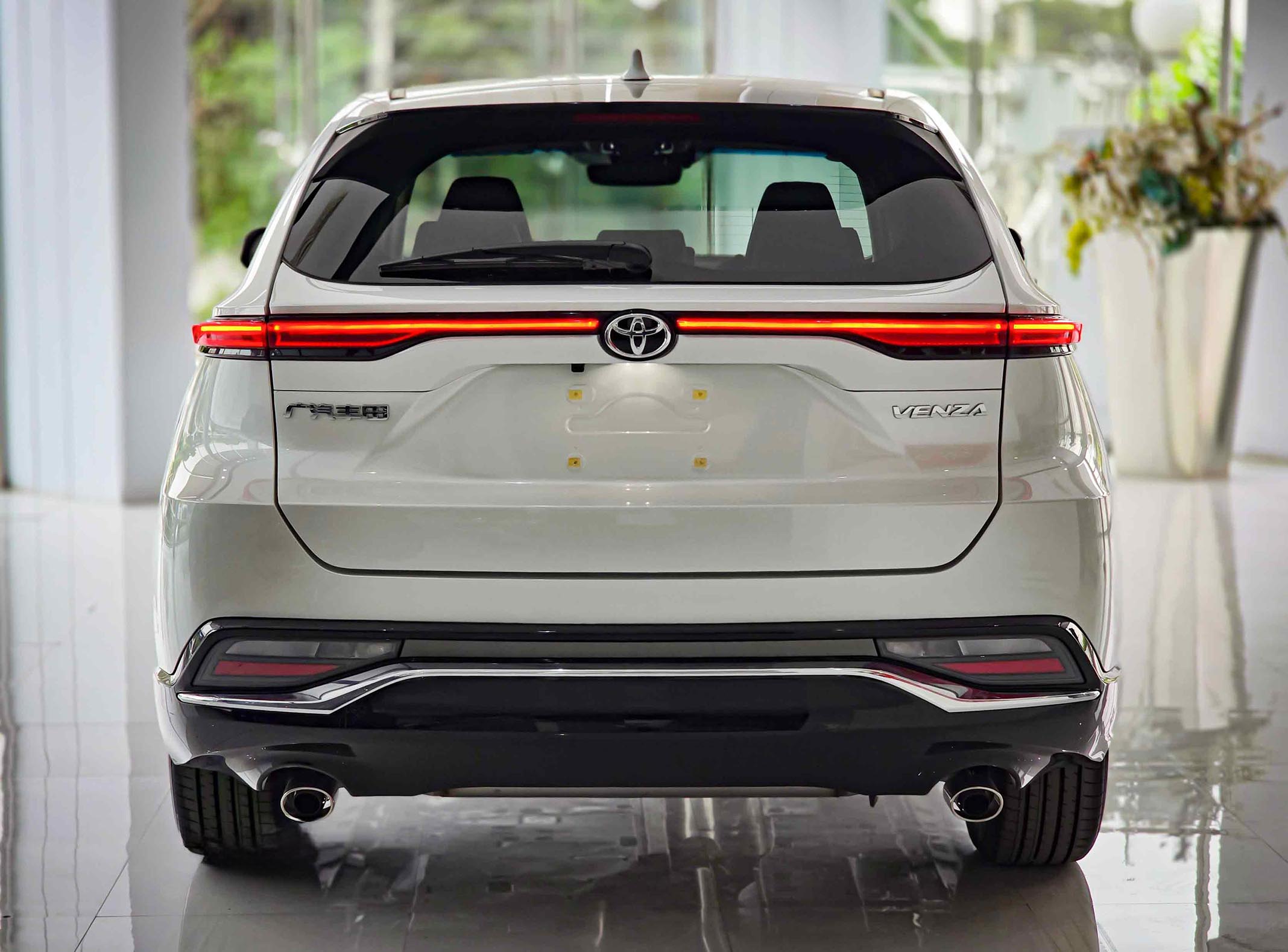 نمای عقب تویوتا ونزا