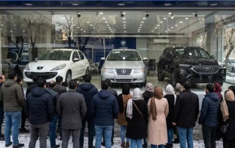 افزایش قیمت خودرو همزمان با دلار؛ بازار در رکود، خریدار در حاشیه