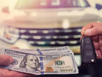 عبور دلار از ۱۴۲ هزار تومان و توقف کامل معاملات در بازار خودرو