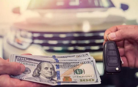 عبور دلار از ۱۴۲ هزار تومان و توقف کامل معاملات در بازار خودرو