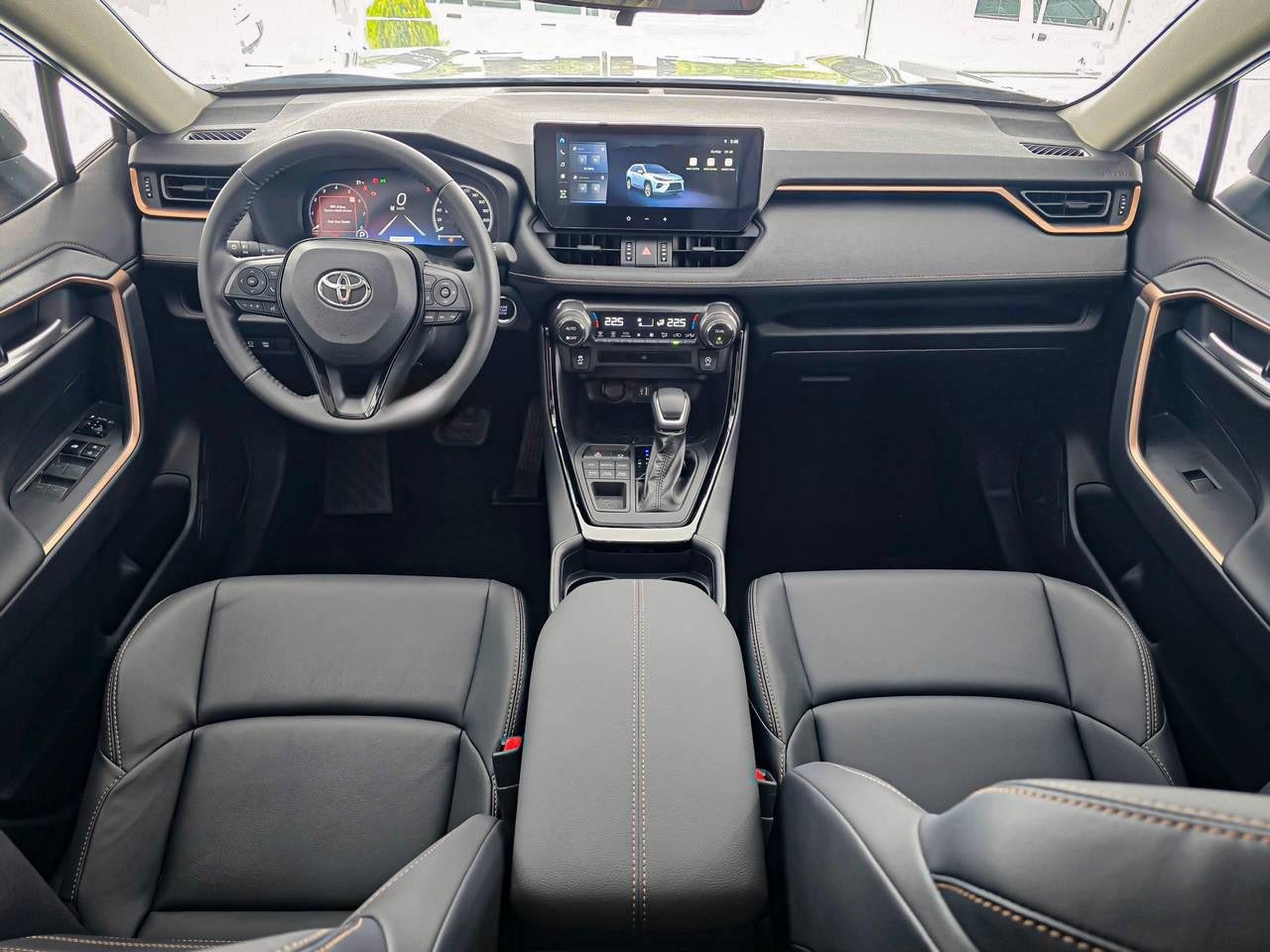نمای داخل تویوتا وایلدلندر 2024-2025