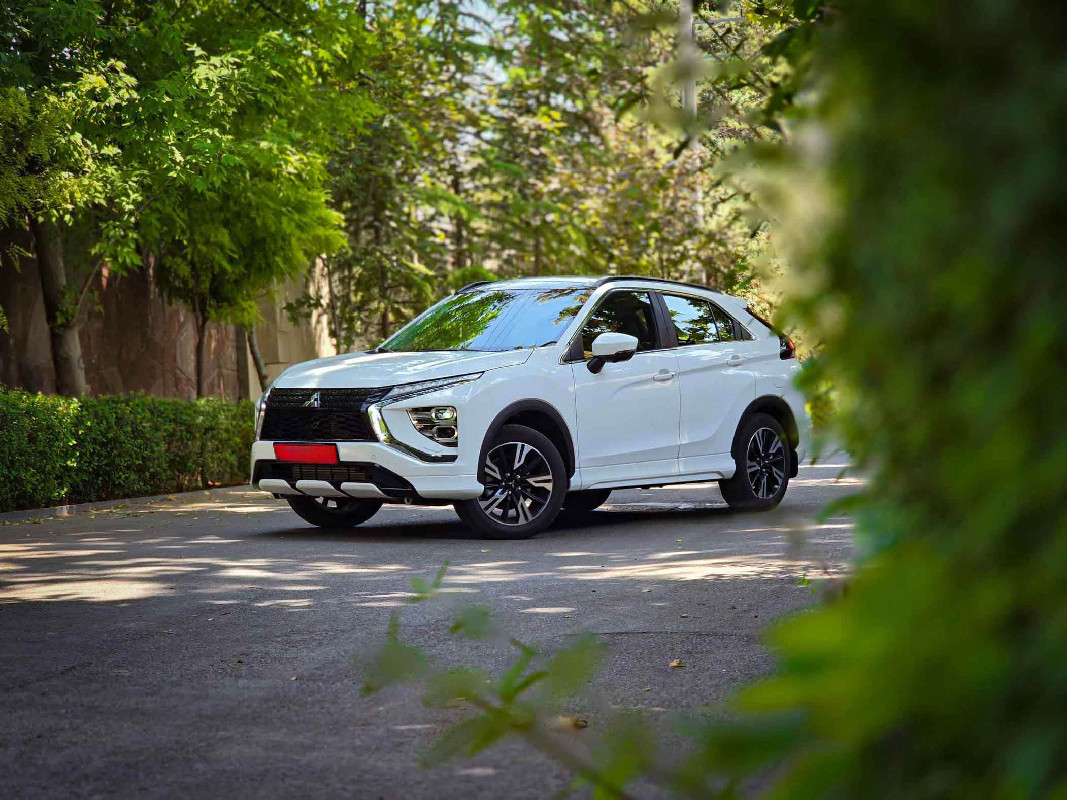 نمای جلو میتسوبیشی اکلیپس کراس 2025