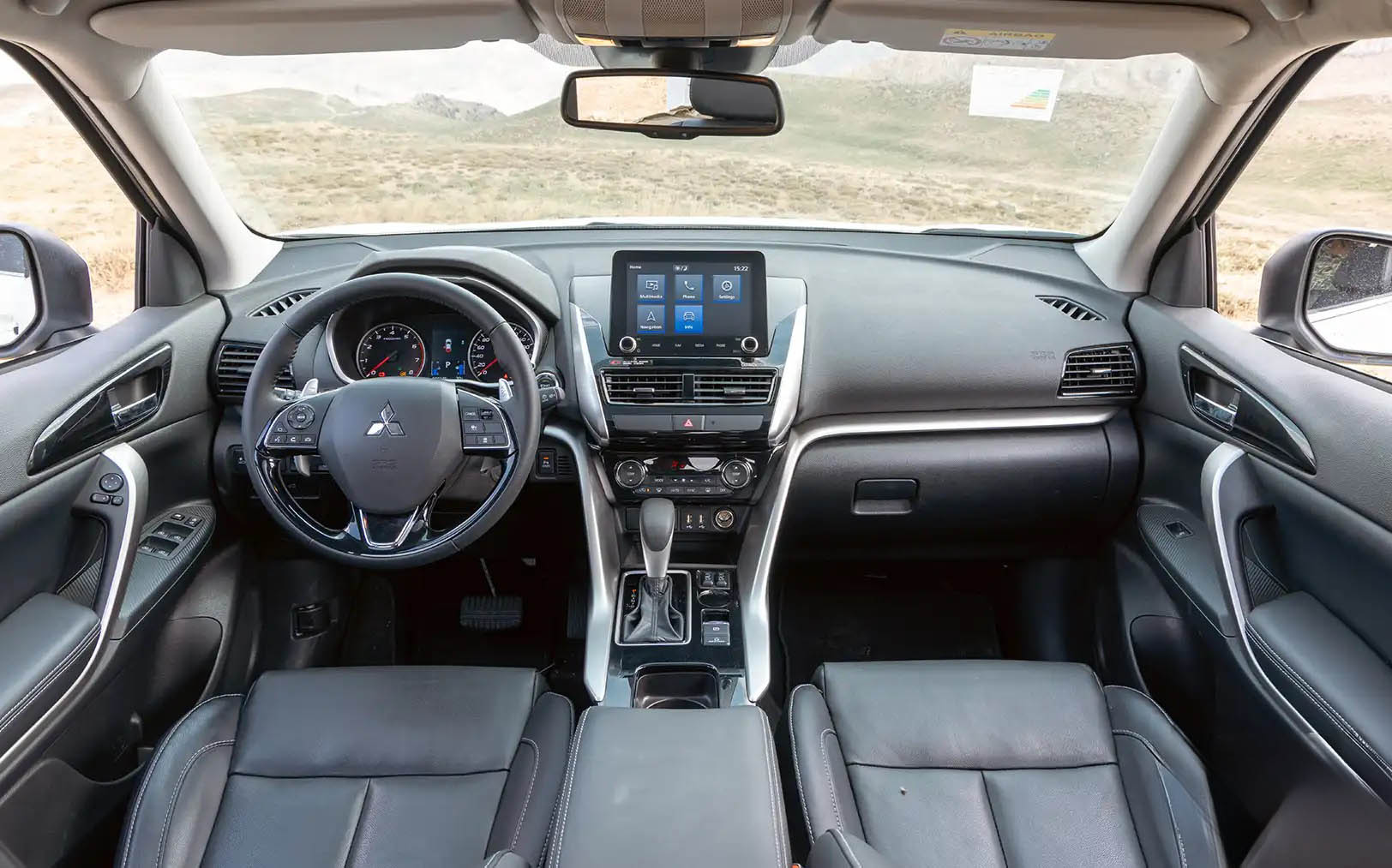 نمای داخل میتسوبیشی اکلیپس کراس 2025