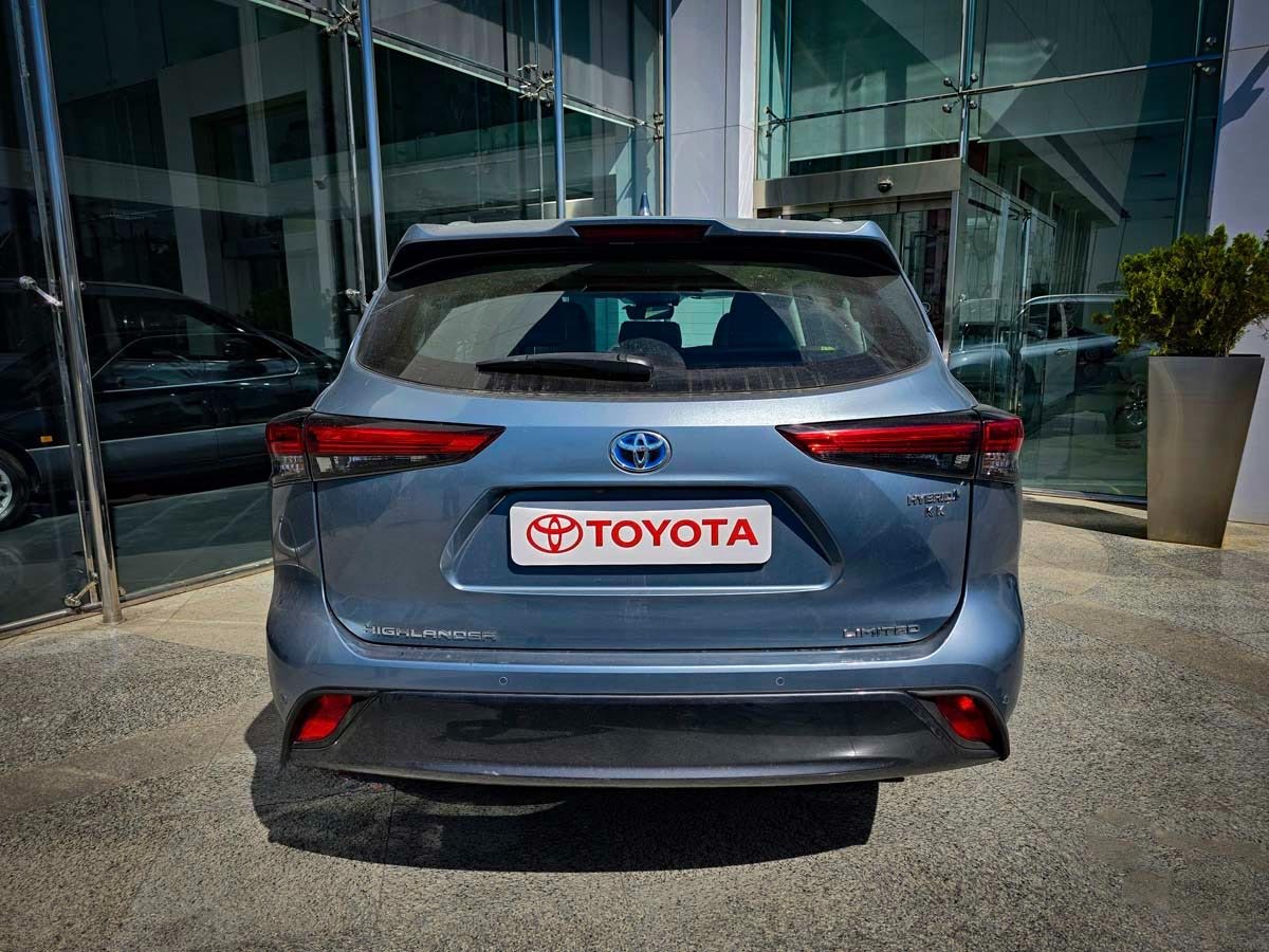 نمای عقب تویوتا هایلندر 2024-2025