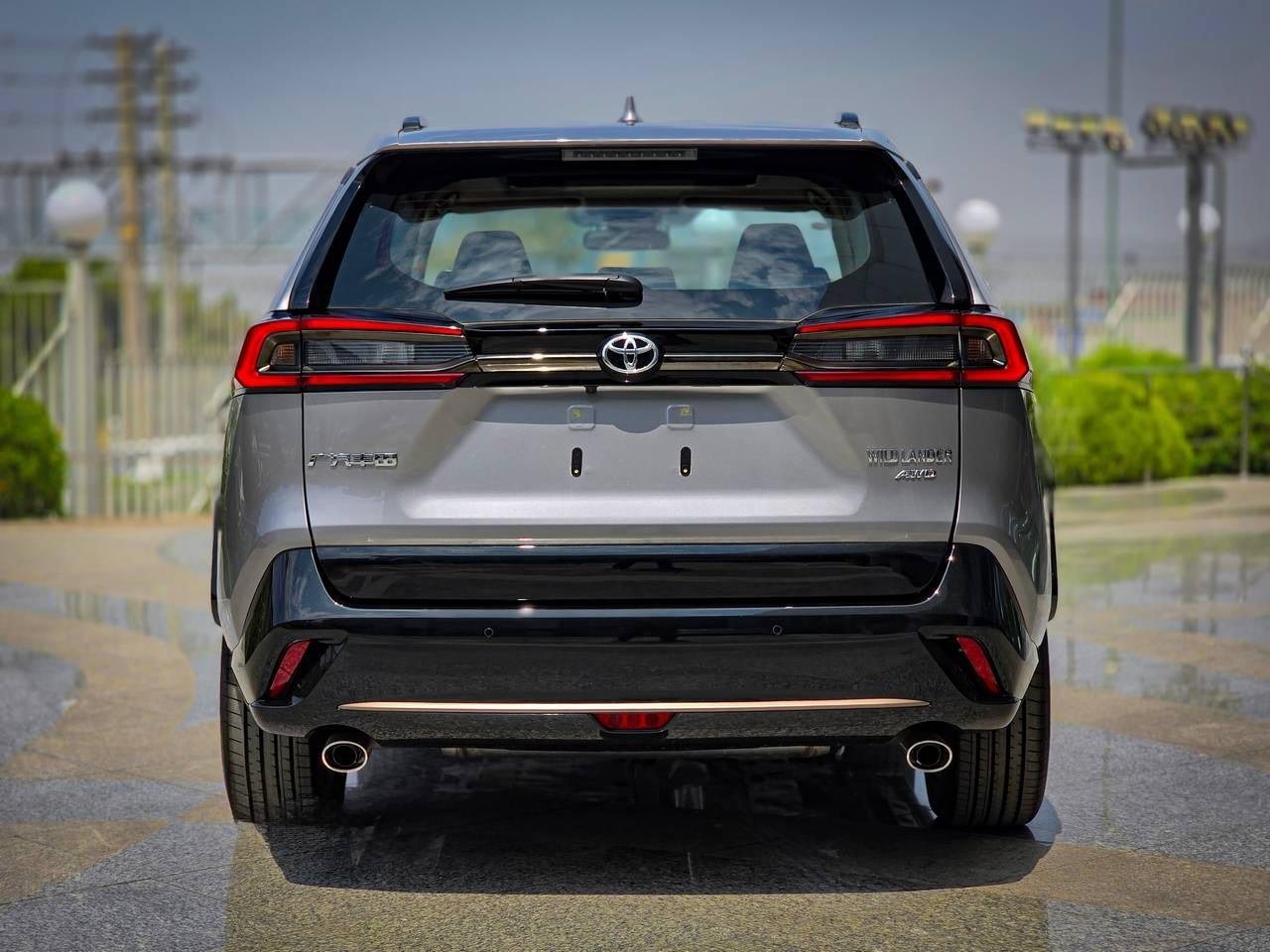 نمای عقب تویوتا وایلدلندر 2024-2025