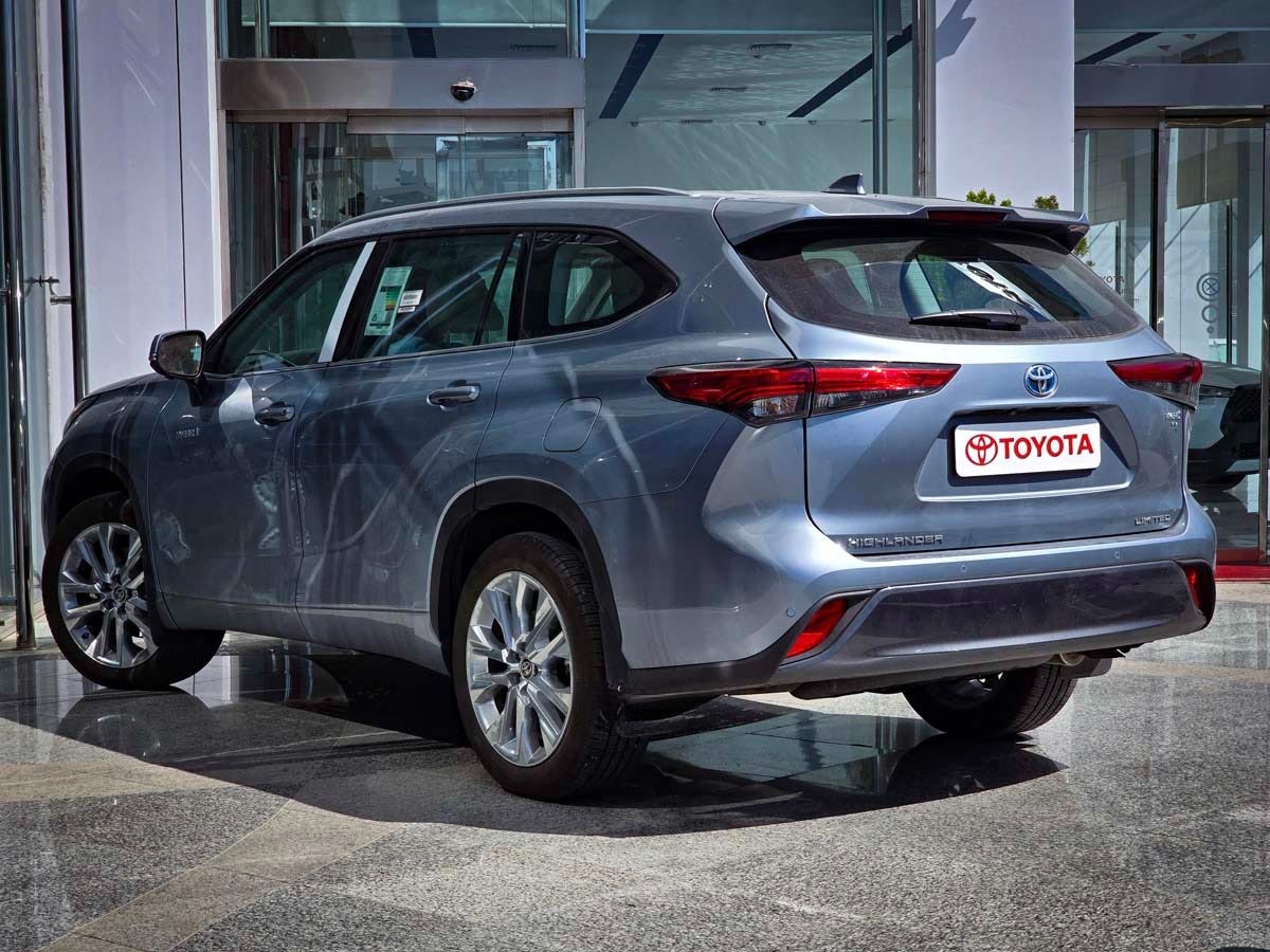 نمای عقب تویوتا هایلندر 2024-2025