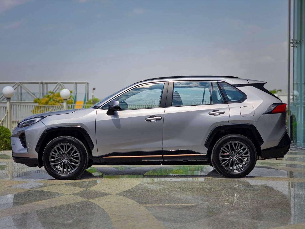 نمای جانبی تویوتا وایلدلندر 2024-2025