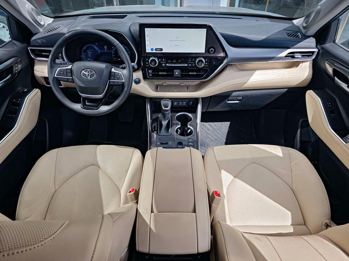 نمای داخل تویوتا هایلندر 2024-2025