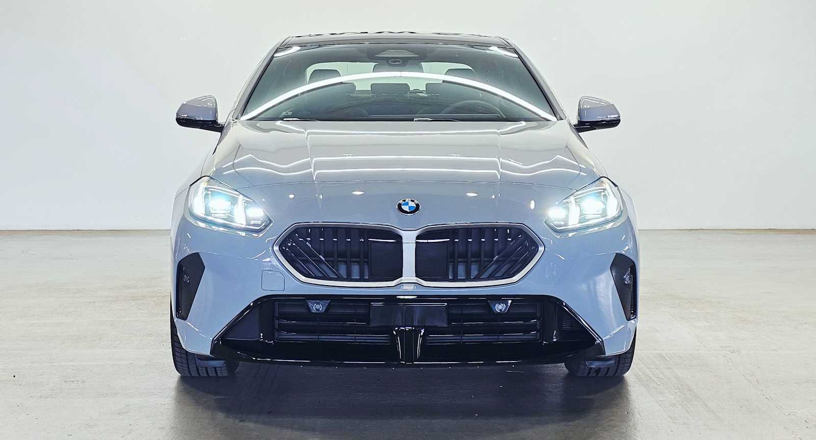 نمای جلو بی ام و 225L Msport 2025