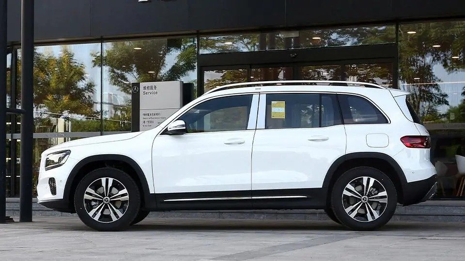 نمای جانبی بنز GLB 200