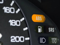 چراغ ABS چیست؟ علت روشن شدن و روش رفع مشکل آن