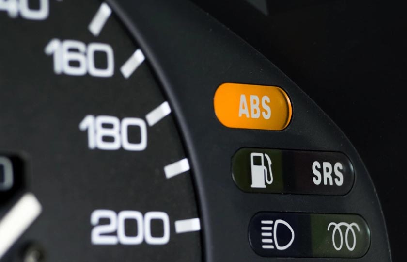 چراغ ABS چیست؟ علت روشن شدن و روش رفع مشکل آن